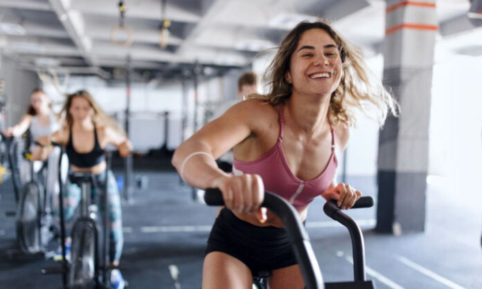 Enthousiaste sportif s'entraînant avec détermination dans une salle de sport moderne.