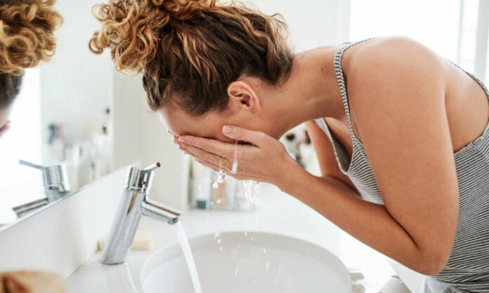 Femme rayonnante appliquant des astuces beauté d'été pour une peau fraîche