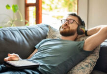 Découvrez les secrets pour booster votre mémoire en un rien de temps! Image représentant un cerveau lumineux symbolisant une mémoire améliorée.