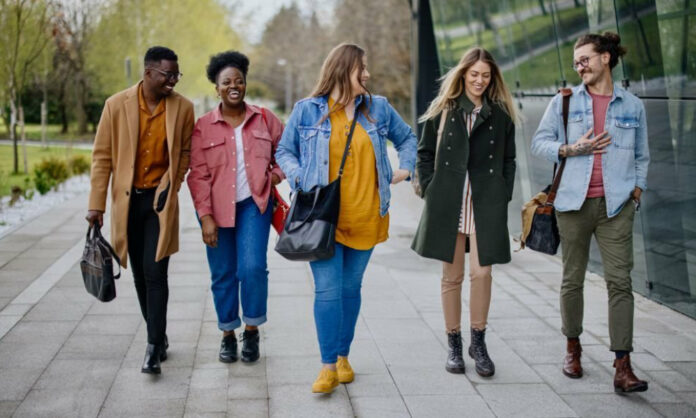 Étudiants en train de discuter des stratégies d'économie